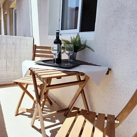 I Apartment *